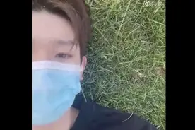 王源躺草地怼脸自拍 网友直呼：这个角度好帅图片