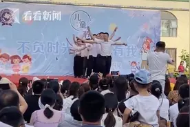 "宝爸团"迎六一挑战舞蹈串烧 C位父亲凭实力走红图片
