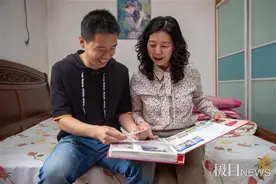 消防员带母亲过“六一”重游黄鹤楼，新老照片见证母子变化图片