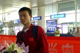 拿着馒头和桶装水接受采访，这位北大“数学大神”有多牛？视频封面