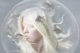 因“全身雪白”被遗弃的中国女孩，逆袭成最美超模！背后的故事让人泪目...图片
