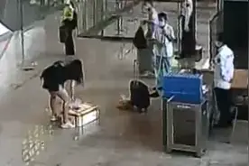 欲带活体小龙虾上车遭拒 女子大闹火车站……踢得到处都是图片