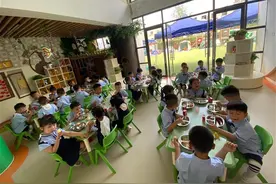 化身淘宝小店主，享受美味自助餐，这些小朋友这样过“六一”图片