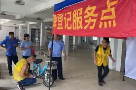 江门新会交警进企业开展电动自行车上牌“零距离”服务图片