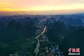 航拍五彩稻田 新桂林山水图片