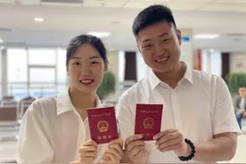 全国第一张“跨省通办”结婚证在济南发出！钻石婚夫妇为其颁证图片
