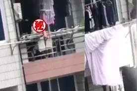 男子从四楼喷水洗车，楼下住户正晾晒衣被视频封面