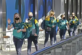 澳大利亚女子垒球队抵达日本 备战东京奥运会图片