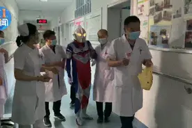 “世界上真的有奥特曼”！66岁医生爷爷查房，孩子们都惊呆了图片