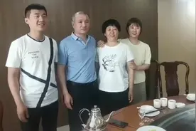 于欢父亲出狱，一家四口团聚视频封面