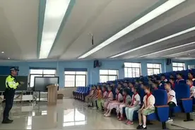 学生安全过马路交通手势来了！交警叔叔送安全到学校图片