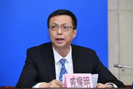 白云机场两座航站楼均集中设置专门区域查验核酸检测报告图片
