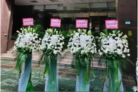 台名嘴送上4个花篮和16个字，把他“炸”出来了图片
