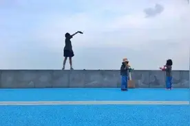 一月开销好几万 三娃妈妈感慨：头三年很难熬 但快乐也是三倍图片