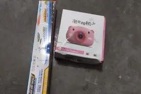 好暖哦，梦想当火车司机的少年，收到邻居有爱的儿童节礼物图片