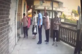 梅江一出生4天的男婴被弃屋檐下，幸好民警出手相救图片