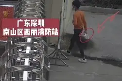 有点甜！深圳小男孩给消防员送礼物：“呐！给你棒棒糖。”图片