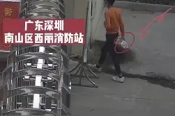 有点甜！深圳小男孩给消防员送礼物：给你棒棒糖图片