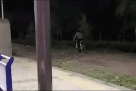 少年骑单车一路狂奔为消防员带路……这背影，真帅图片
