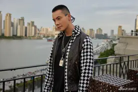 陈伟霆菱格外套反戴墨镜 硬汉味十足图片