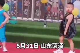 男孩穿垃圾袋参加学校环保服装秀，台下爸爸边拍视频边哈哈大笑图片