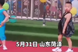 男孩穿垃圾袋参加学校环保服装秀，台下爸爸边拍视频边哈哈大笑图片