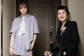 张凯丽自称是“奇葩妈妈”：在女儿面前，我还是个宝宝图片