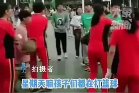 大妈冲进篮球场跳广场舞，还扇了打球小伙两耳光：砸到我要负责图片