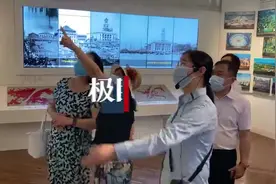 上合组织秘书长夫人参观江汉关博物馆，主动合影拍婚纱照的新人送祝福