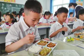 专业公司配送 学生在校午餐 东昌府区中小学迎来“配餐时代”图片