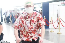 别过来！沈腾度假风现身机场 面对镜头玩心大起图片