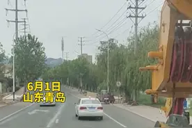 路遇前方车考科目三，大车司机为其挡车：只能帮你到这了图片