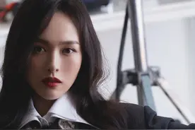 霸气性感！唐嫣一身蕾丝西装亮相 干练中不失俏皮灵动图片
