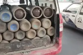 30秒｜成都一面包车违法运输危险品罐体 司机受处罚视频封面