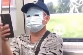 广州一大叔坐地铁口罩武装到眼，网友笑翻：还不影响看手机图片