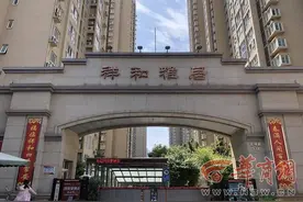 西安祥和雅居单元楼下临时垃圾台迟迟未拆 物业：拆除并恢复绿化图片