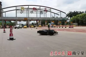 南宁两男子骑电动自行车欲上高速，冲撞收费杆不幸身亡图片