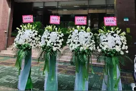 不满当局防疫，台名嘴给“防疫中心”送花篮：下民易虐，上天难欺图片