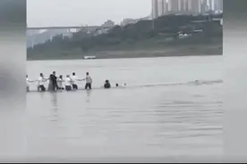 母亲含泪亲吻儿子照片告别，这一幕太心痛图片