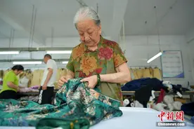 石家庄86岁“旗袍奶奶：制作传统旗袍50多年 守护传统手工艺图片