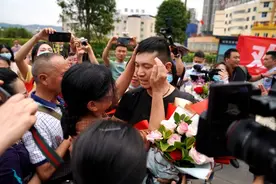 “儿啊，终于找到你了”广元失散33年儿子终于见到父母图片