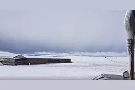 南方的朋友还露着腰，内蒙古一地竟下雪了，降雪量达33.8毫米图片