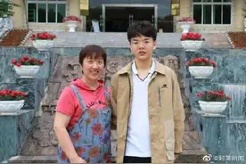 励志！妈妈与孩子一起考上大学 有梦想什么时候都不晚图片