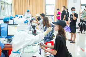直击｜番禺二院：帐篷可遮阳挡雨，市民有序排队测核酸图片