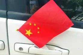 洛阳小学生捡起掉落国旗，留下这张字条…图片