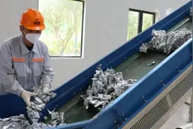 上海生活垃圾分类循环产业新探索：牛奶盒变身新型板材图片