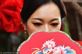 山东青岛：时尚中式婚礼庭院秀图片