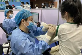 挨一针还是两针？疾控专家“手把手”教你选新冠疫苗图片
