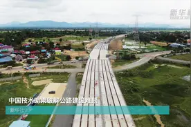 中国技术助柬破解公路建设难题视频封面