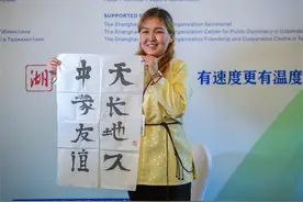 把中蒙友谊刻进石头里，蒙古留学生写下“天长地久”图片